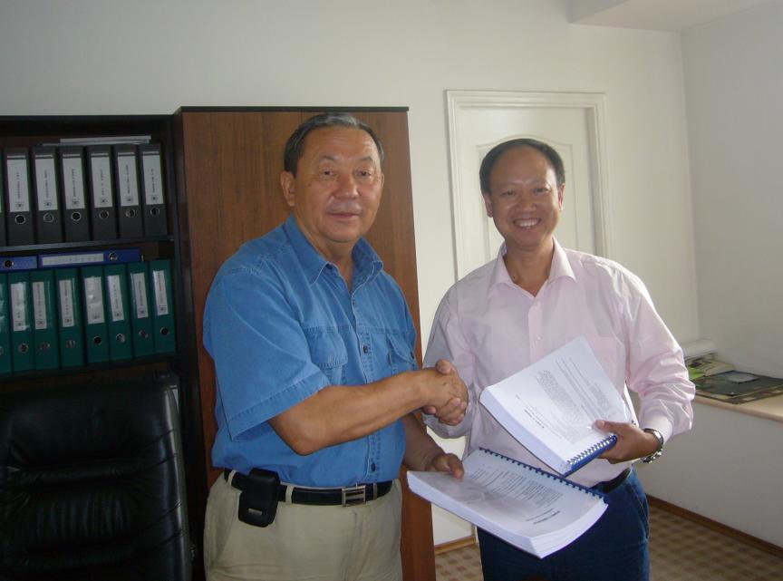 哈薩克斯坦能源總公司董事長與我公司董事長廖世明簽約后互換合同正本。